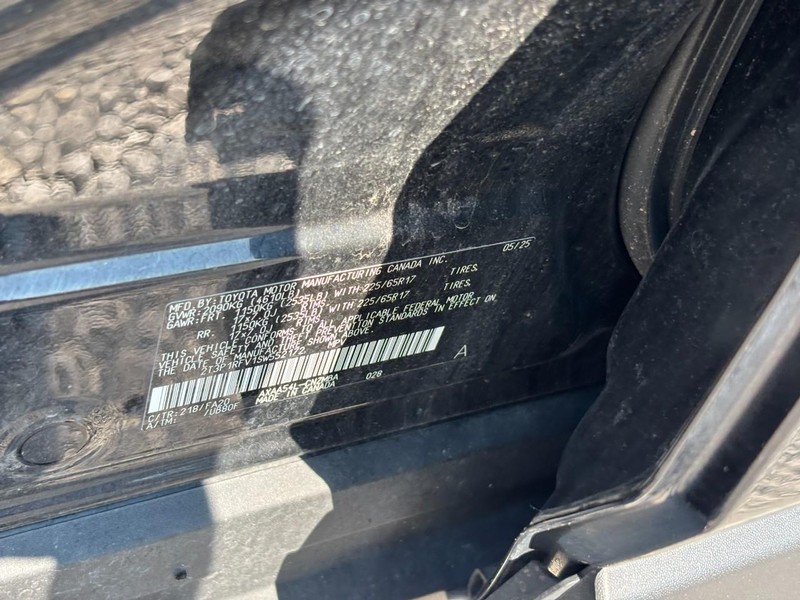 Toyota RAV4 Vehicle Full-screen Gallery Image 25