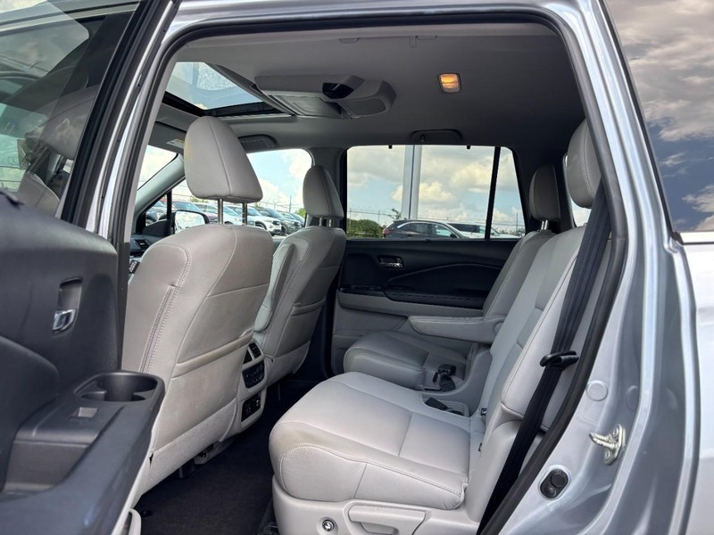 Honda Pilot Vehicle Full-screen Gallery Image 14
