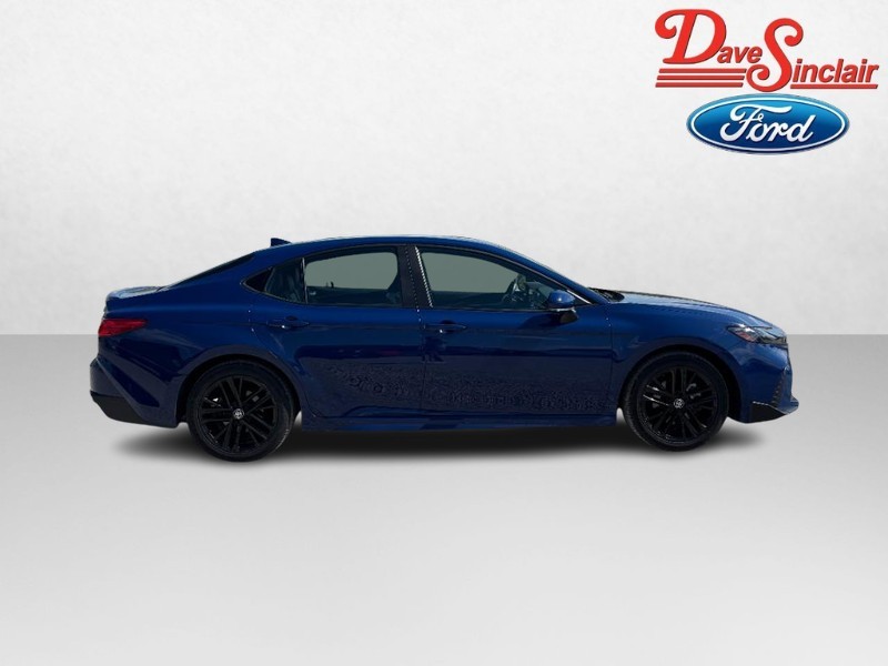 Toyota Camry Vehicle Full-screen Gallery Image 05