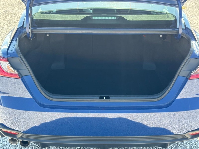 Toyota Camry Vehicle Full-screen Gallery Image 11
