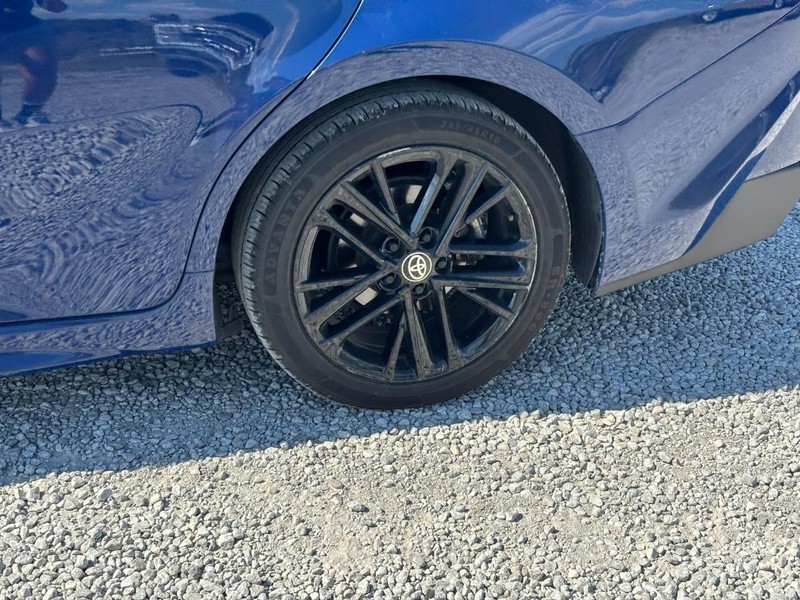 Toyota Camry Vehicle Full-screen Gallery Image 12