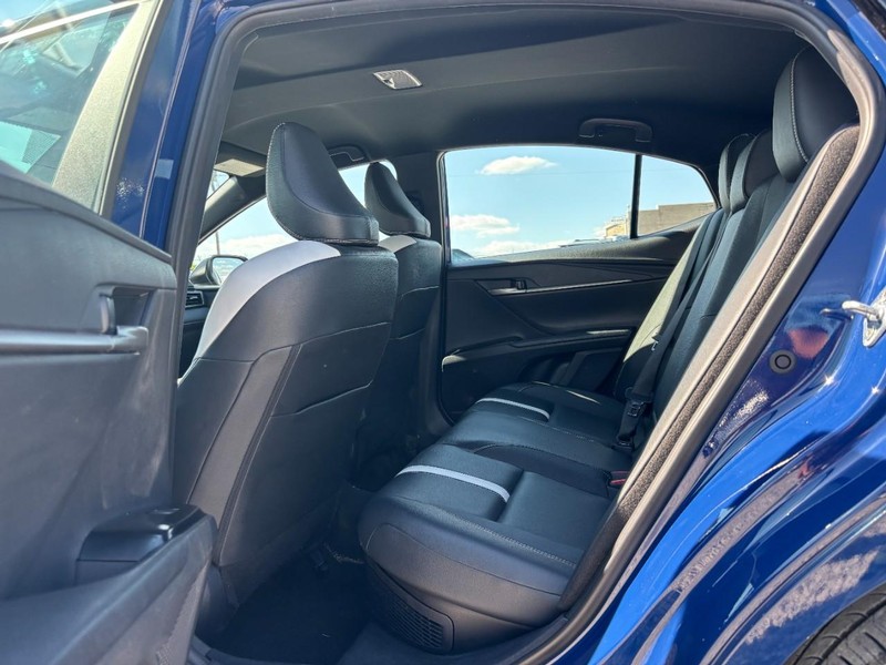 Toyota Camry Vehicle Full-screen Gallery Image 13