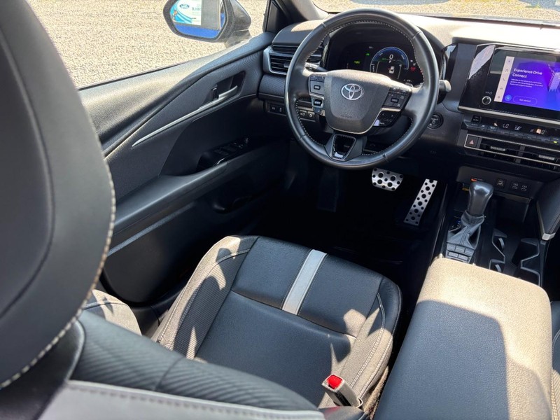 Toyota Camry Vehicle Full-screen Gallery Image 14