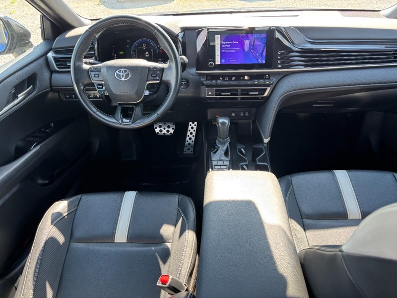 Toyota Camry Vehicle Full-screen Gallery Image 15