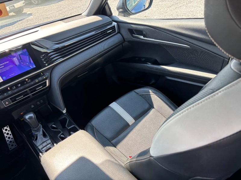 Toyota Camry Vehicle Full-screen Gallery Image 16