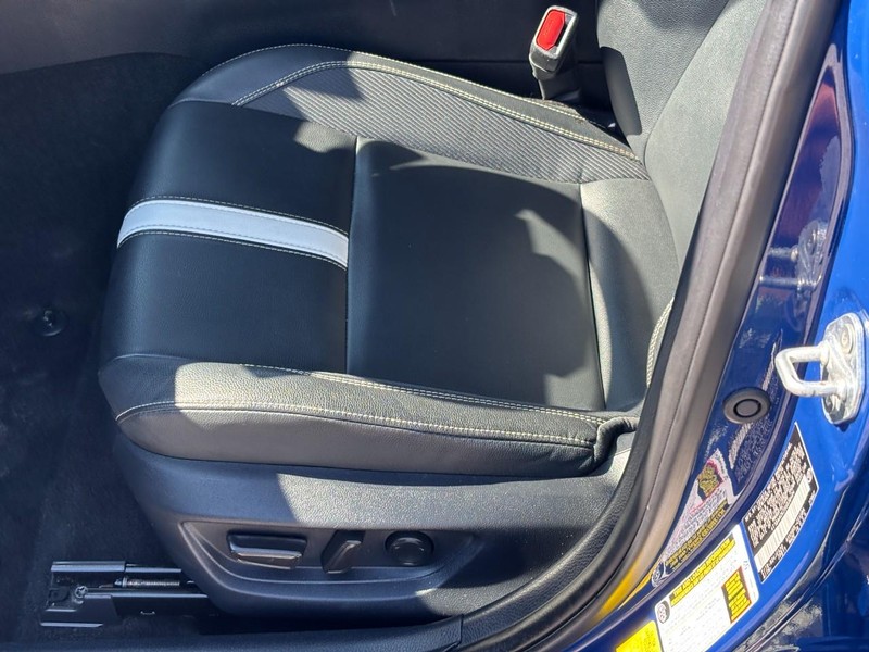 Toyota Camry Vehicle Full-screen Gallery Image 17