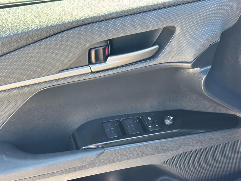 Toyota Camry Vehicle Full-screen Gallery Image 18