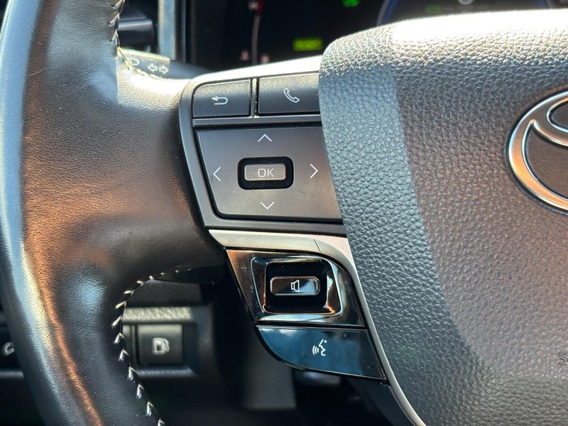 Toyota Camry Vehicle Full-screen Gallery Image 19