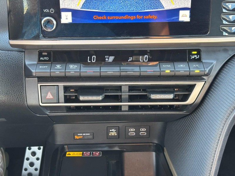 Toyota Camry Vehicle Full-screen Gallery Image 24