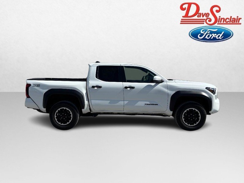 Toyota Tacoma 4WD Vehicle Full-screen Gallery Image 05