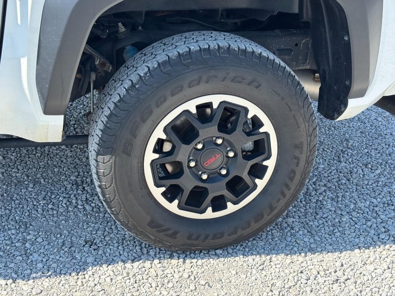 Toyota Tacoma 4WD Vehicle Full-screen Gallery Image 11