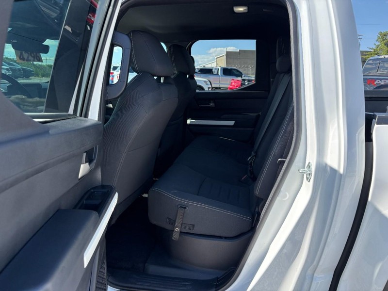 Toyota Tacoma 4WD Vehicle Full-screen Gallery Image 12