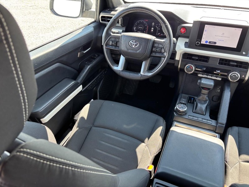 Toyota Tacoma 4WD Vehicle Full-screen Gallery Image 13