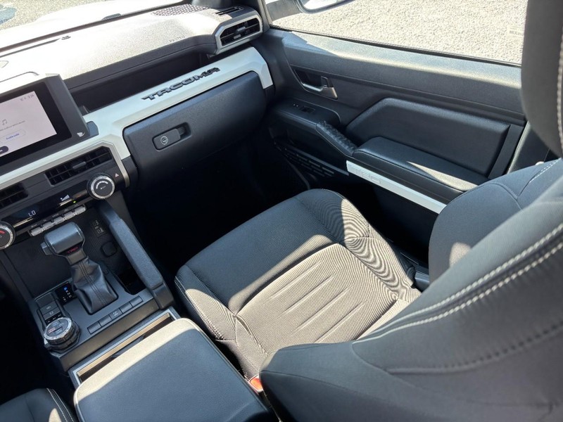 Toyota Tacoma 4WD Vehicle Full-screen Gallery Image 15