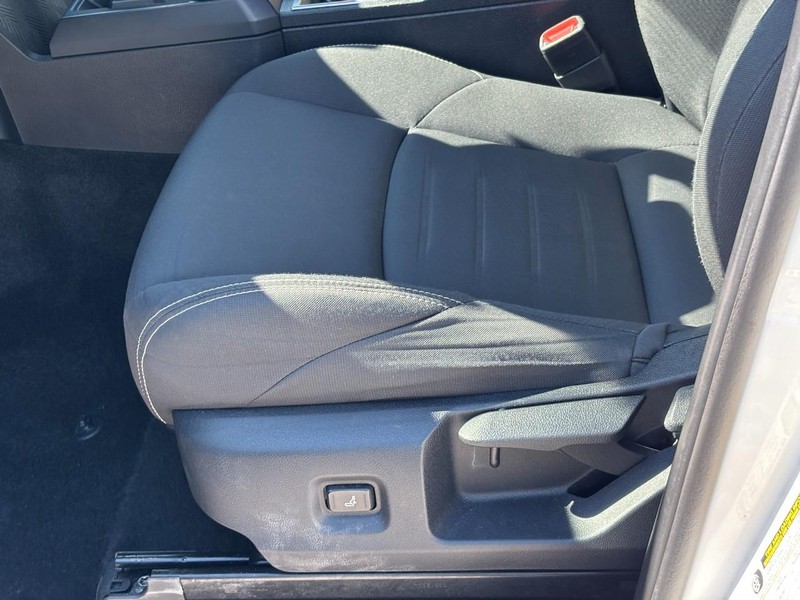 Toyota Tacoma 4WD Vehicle Full-screen Gallery Image 16