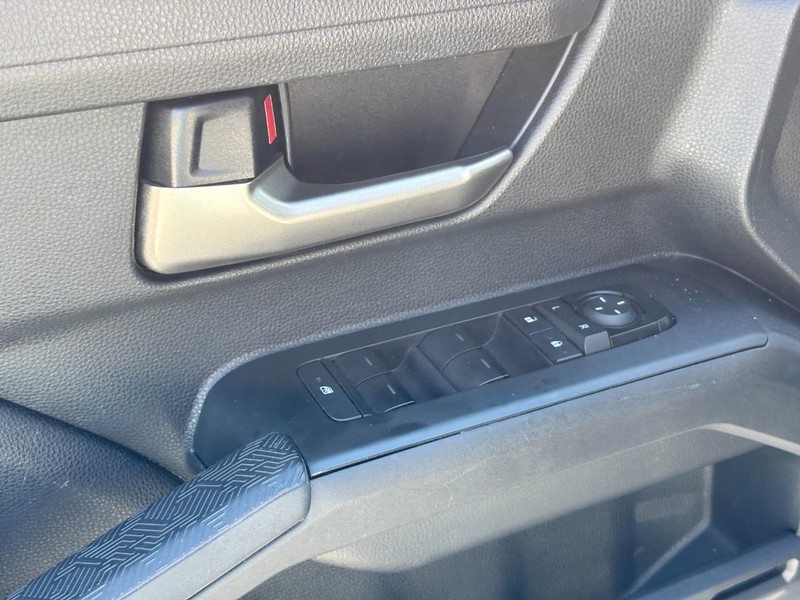 Toyota Tacoma 4WD Vehicle Full-screen Gallery Image 17