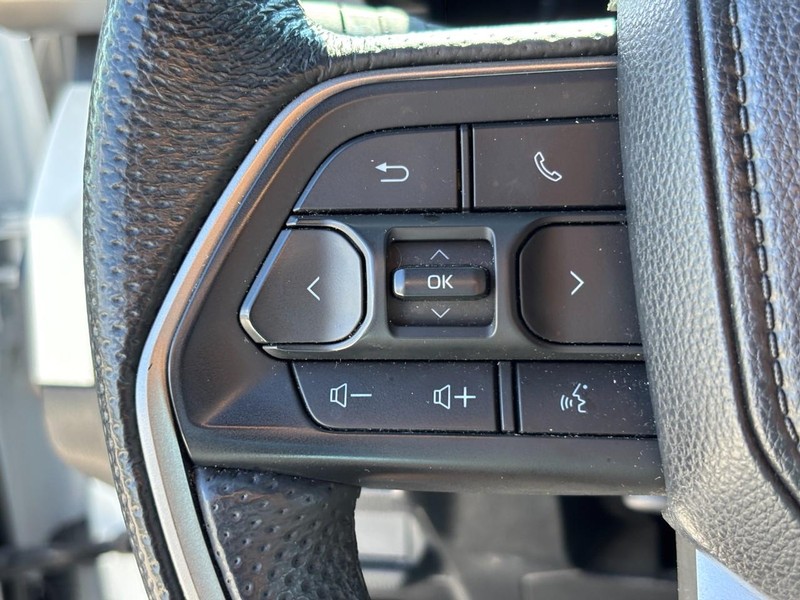 Toyota Tacoma 4WD Vehicle Full-screen Gallery Image 18