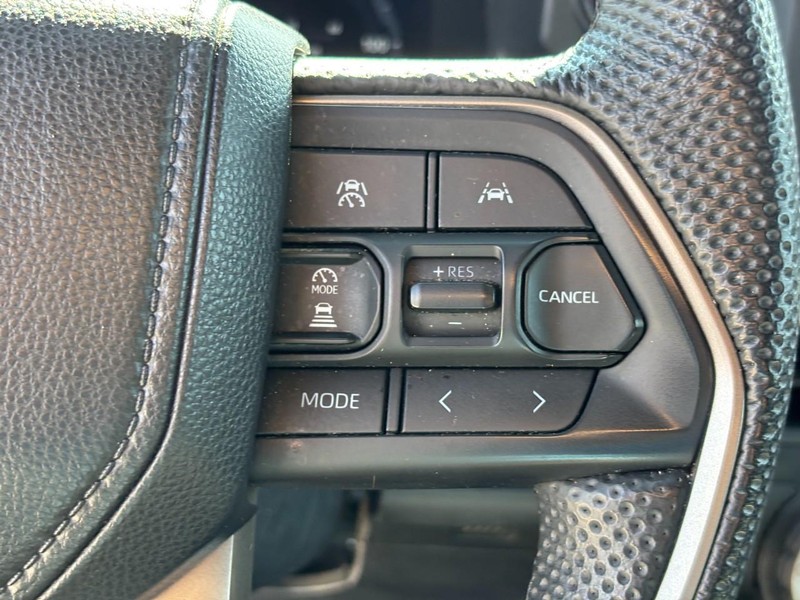 Toyota Tacoma 4WD Vehicle Full-screen Gallery Image 19