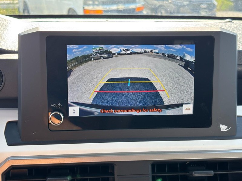 Toyota Tacoma 4WD Vehicle Full-screen Gallery Image 22