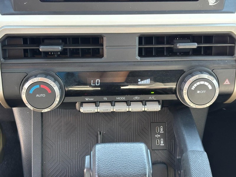 Toyota Tacoma 4WD Vehicle Full-screen Gallery Image 23