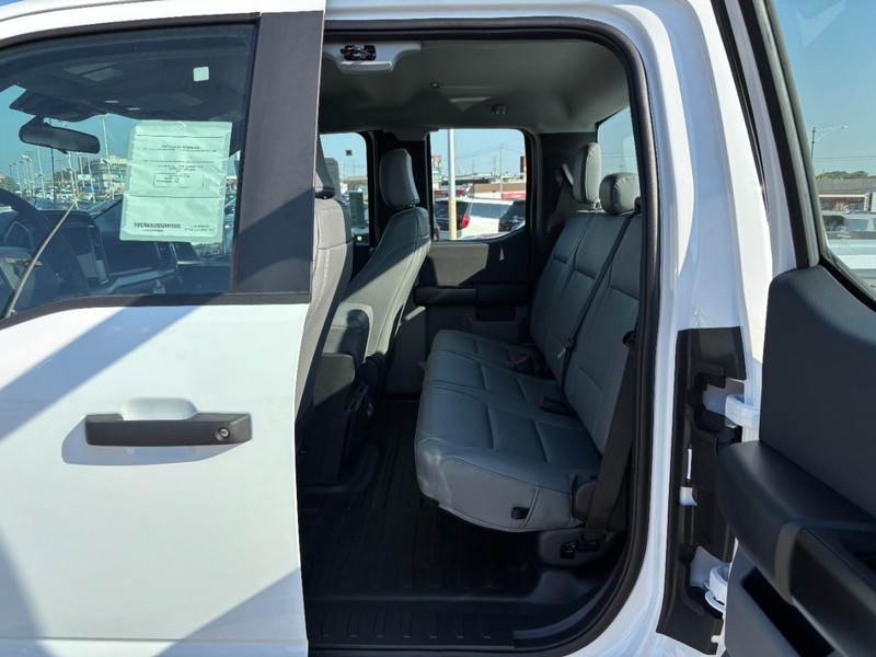 Ford F-150 Vehicle Full-screen Gallery Image 13