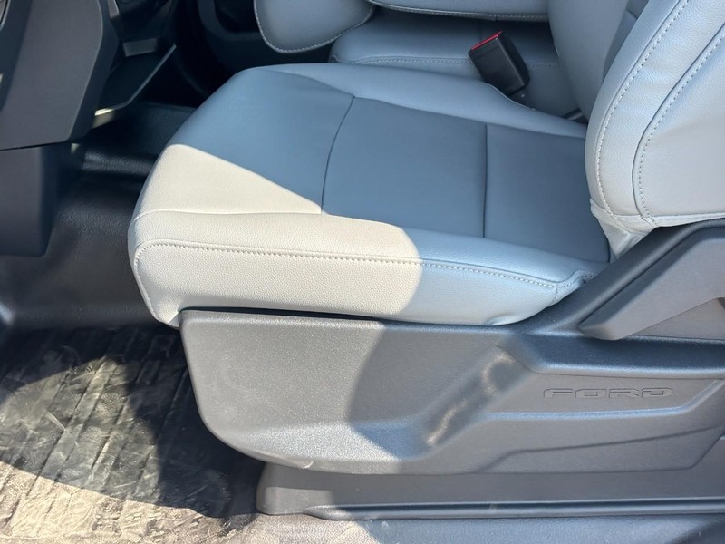 Ford F-150 Vehicle Full-screen Gallery Image 17
