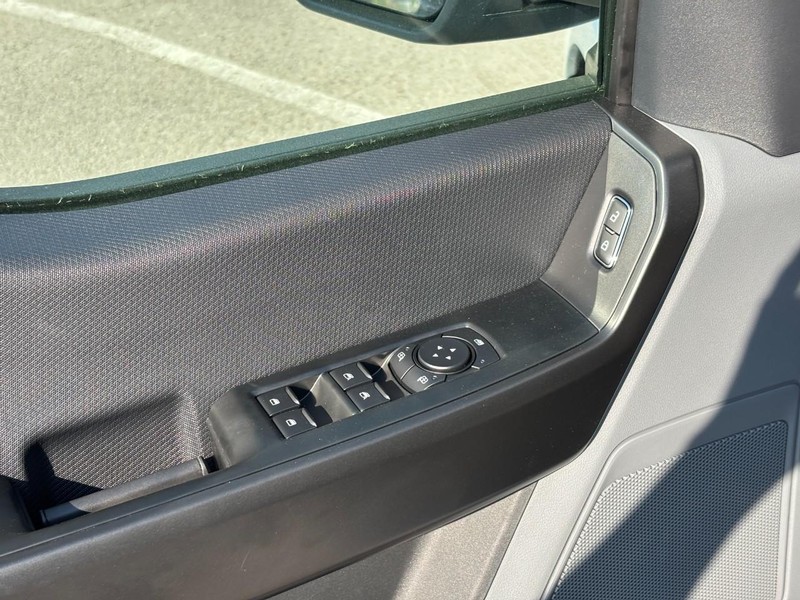 Ford F-150 Vehicle Full-screen Gallery Image 18