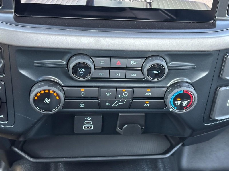 Ford F-150 Vehicle Full-screen Gallery Image 24