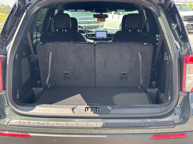 Ford Explorer Vehicle Full-screen Gallery Image 11