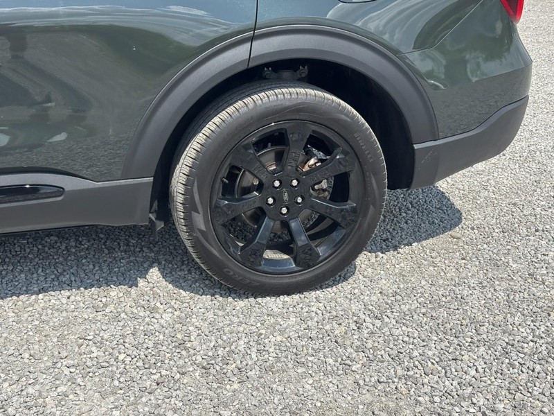 Ford Explorer Vehicle Full-screen Gallery Image 12