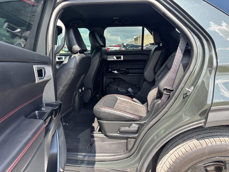 Ford Explorer Vehicle Full-screen Gallery Image 14