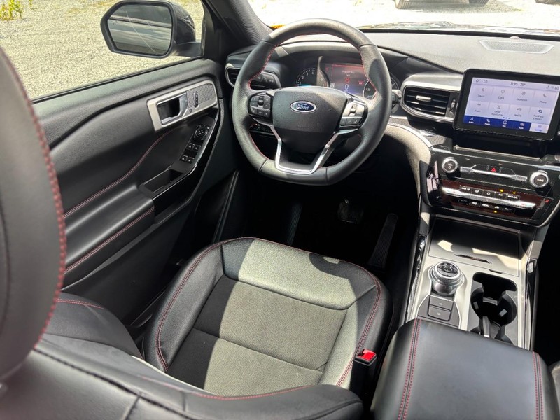 Ford Explorer Vehicle Full-screen Gallery Image 15