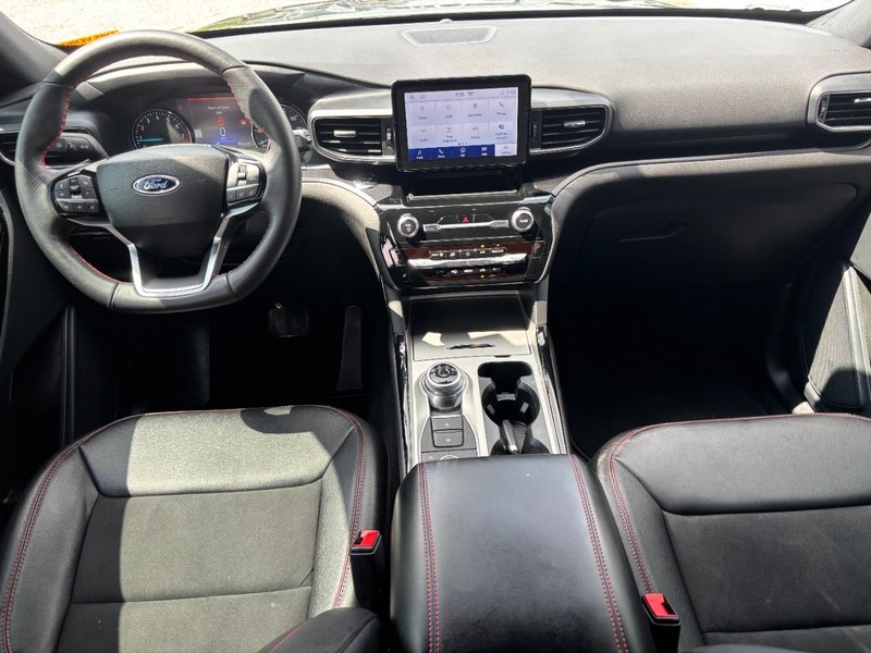 Ford Explorer Vehicle Full-screen Gallery Image 16