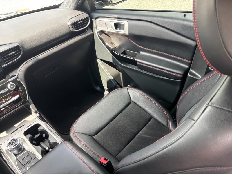 Ford Explorer Vehicle Full-screen Gallery Image 17