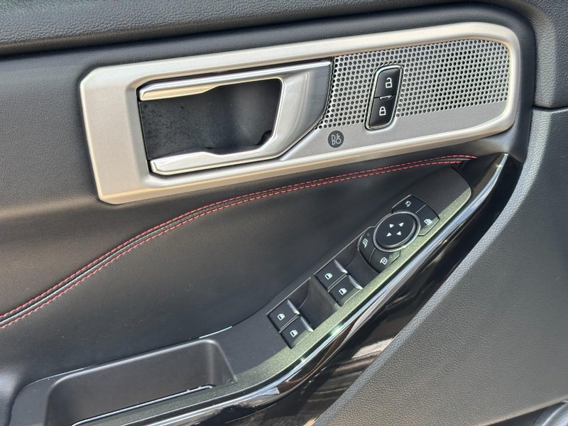 Ford Explorer Vehicle Full-screen Gallery Image 19