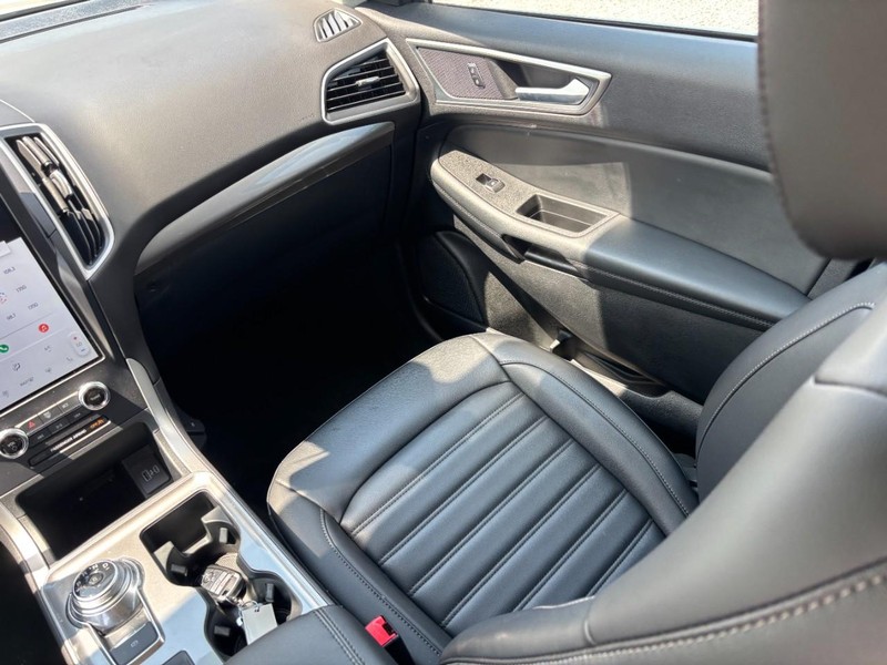 Ford Edge Vehicle Image 16