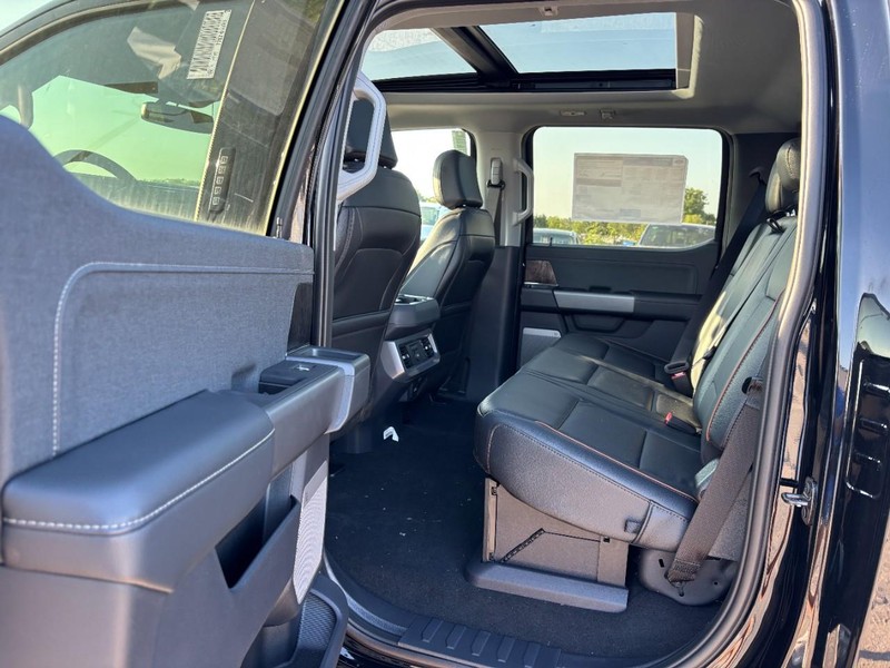 Ford Super Duty F-250 SRW Vehicle Full-screen Gallery Image 13