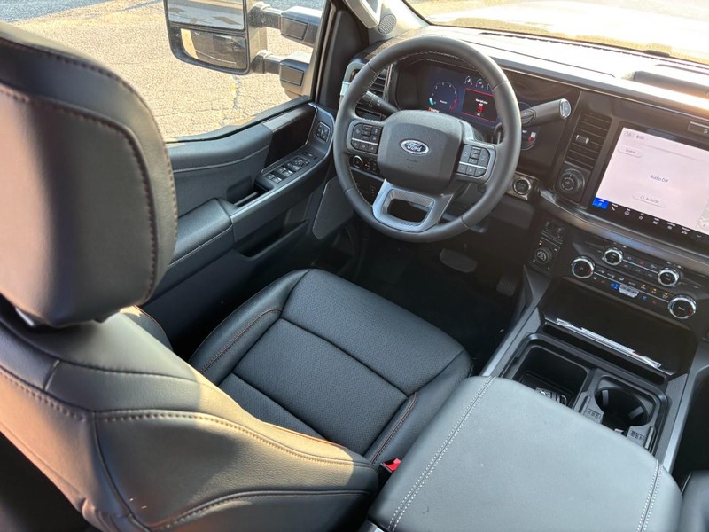 Ford Super Duty F-250 SRW Vehicle Full-screen Gallery Image 14
