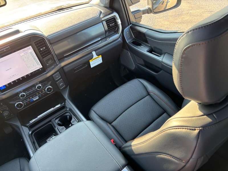 Ford Super Duty F-250 SRW Vehicle Full-screen Gallery Image 16