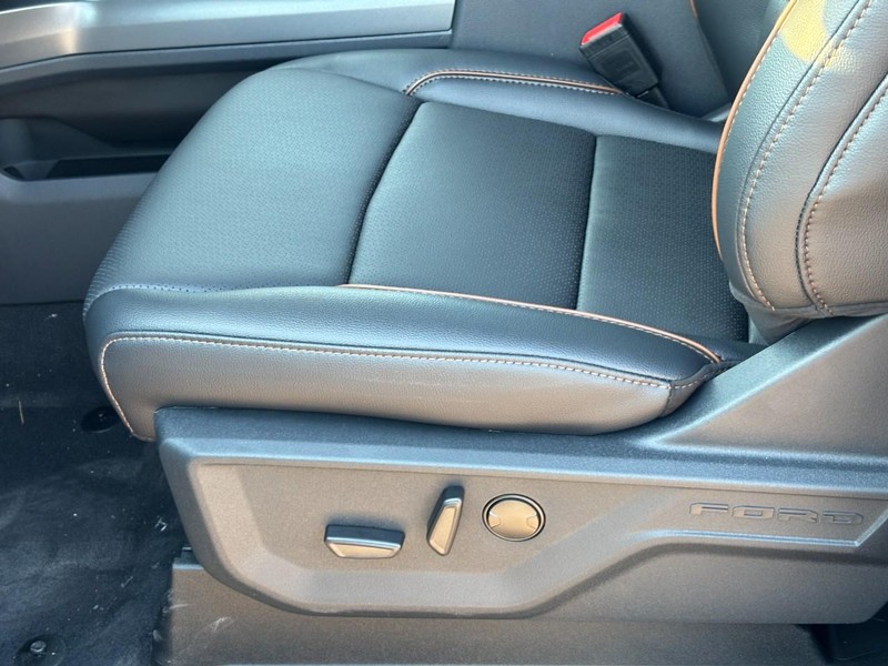 Ford Super Duty F-250 SRW Vehicle Full-screen Gallery Image 17