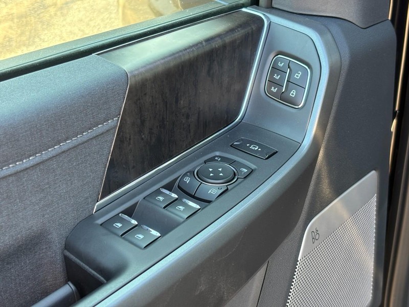 Ford Super Duty F-250 SRW Vehicle Full-screen Gallery Image 18