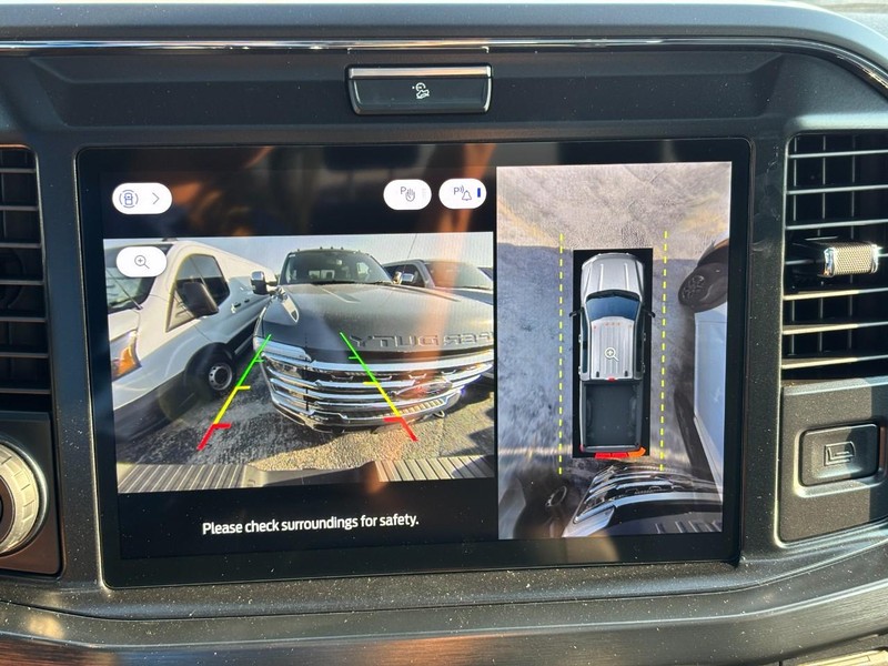 Ford Super Duty F-250 SRW Vehicle Full-screen Gallery Image 24