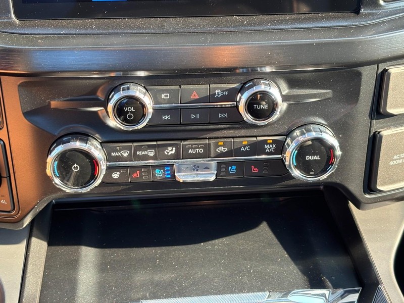 Ford Super Duty F-250 SRW Vehicle Full-screen Gallery Image 25