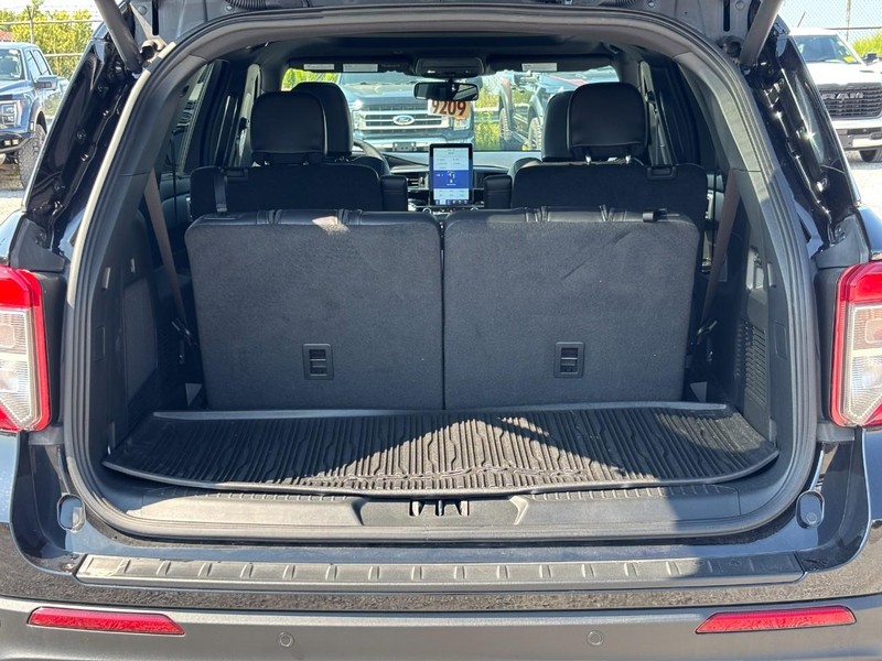 Ford Explorer Vehicle Full-screen Gallery Image 11