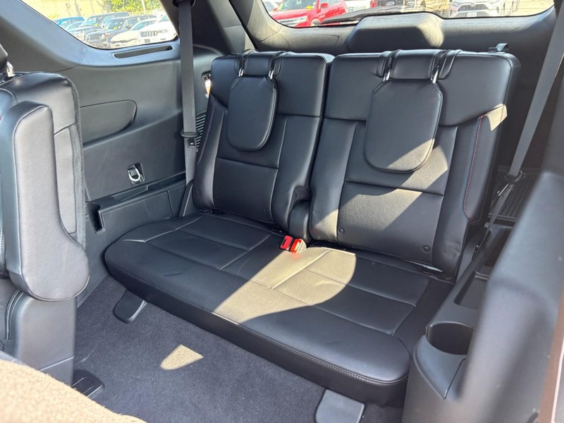 Ford Explorer Vehicle Full-screen Gallery Image 13
