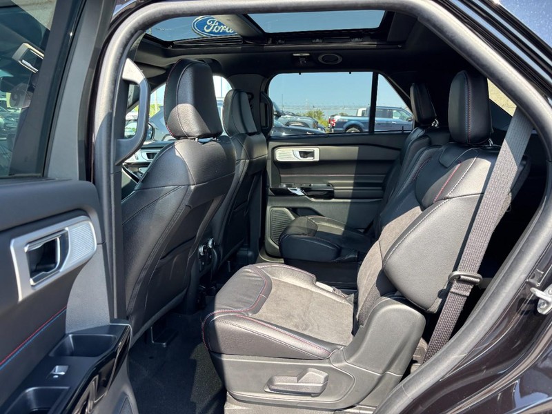 Ford Explorer Vehicle Full-screen Gallery Image 14
