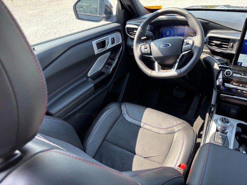 Ford Explorer Vehicle Full-screen Gallery Image 15