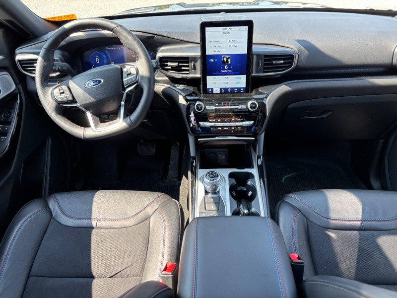 Ford Explorer Vehicle Full-screen Gallery Image 16