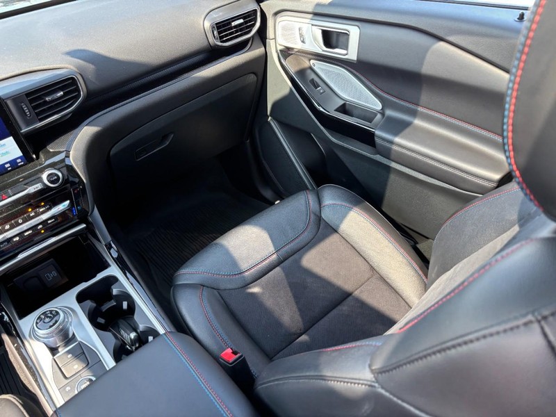 Ford Explorer Vehicle Full-screen Gallery Image 17