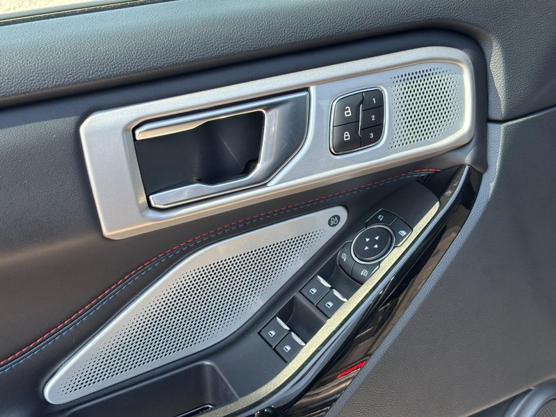 Ford Explorer Vehicle Full-screen Gallery Image 19